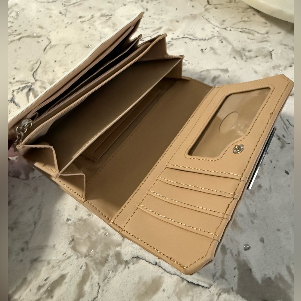 Guess Wallet - Picture 3 of 3